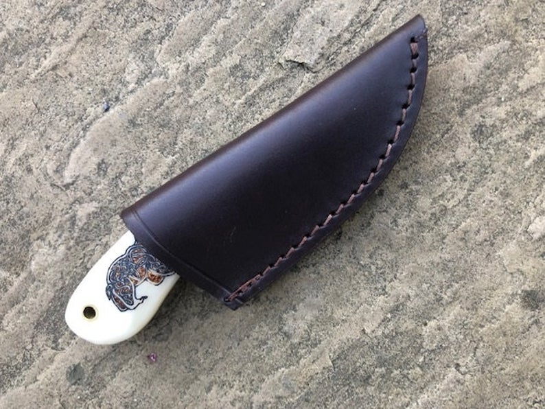 Craftsman made Skinning Knife - Scrimshaw of Bear in Viking style - Giraffe bone handle with Damascus blade