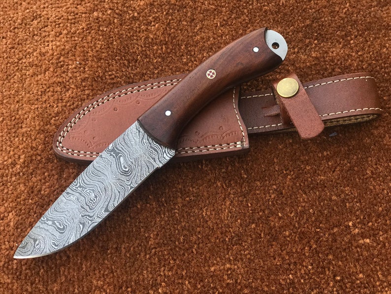 Handmade Damascus Steel Skinner Knife – Rosewood Handle & Leather Sheath