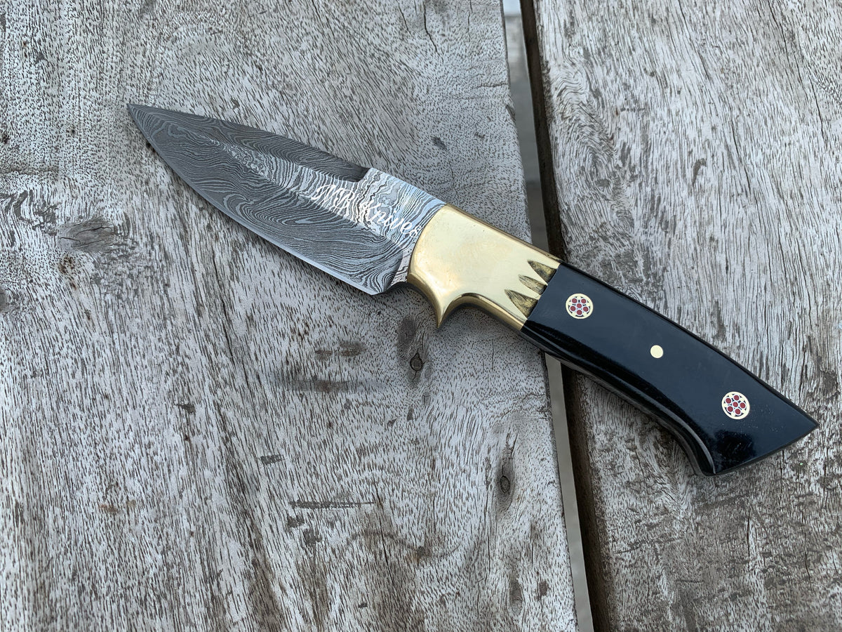Damascus Skinner Knife – Buffalo Horn Grip with Brass Bolster & Leather Sheath