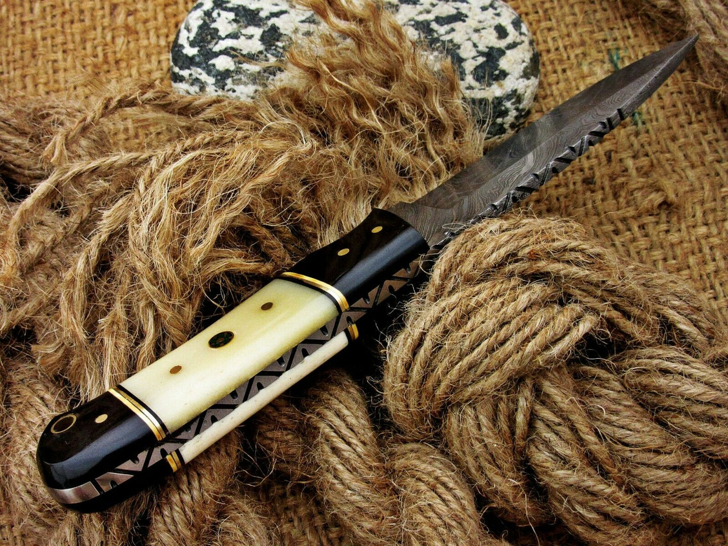 CUSTOM HANDMADE DAMASCUS HUNTING KNIFE Handle Material , horn , bone
