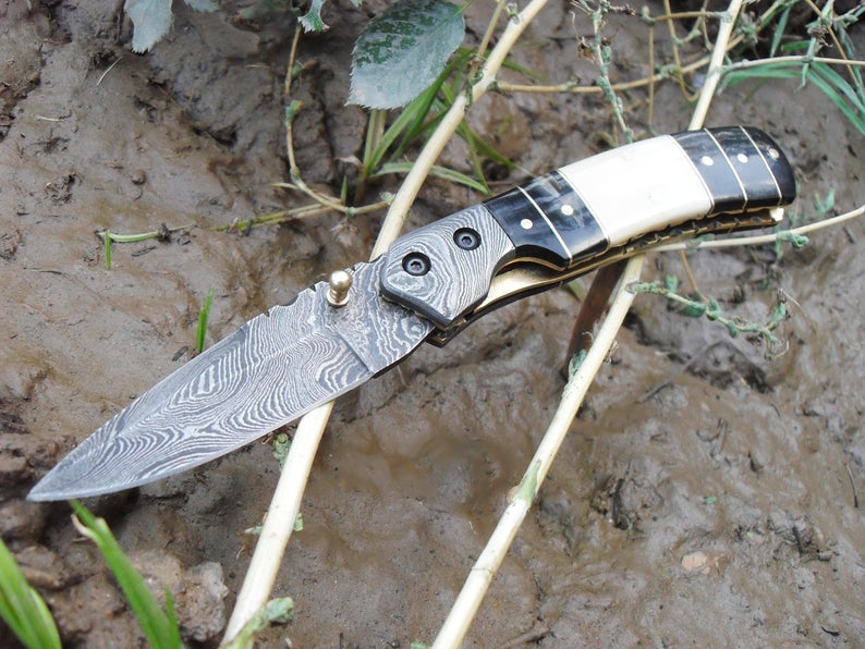 Beautiful Custom Made Damascuse Steel folding pocket knife liner look buffalo horn handle..