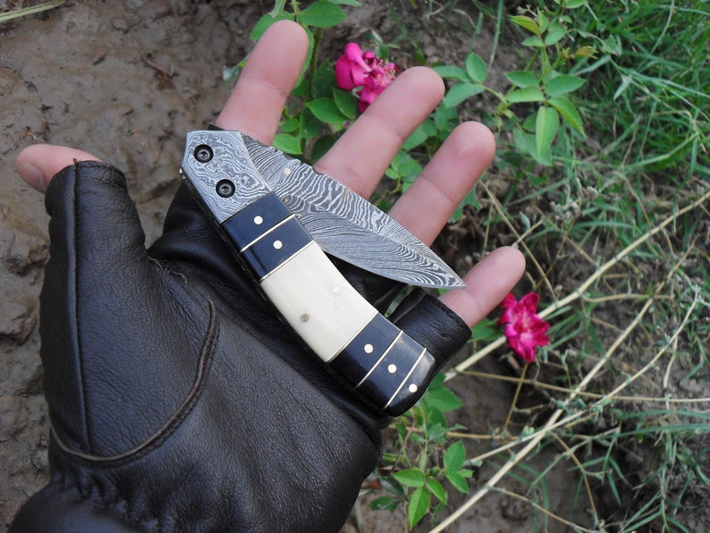 Beautiful Custom Made Damascuse Steel folding pocket knife liner look buffalo horn handle..