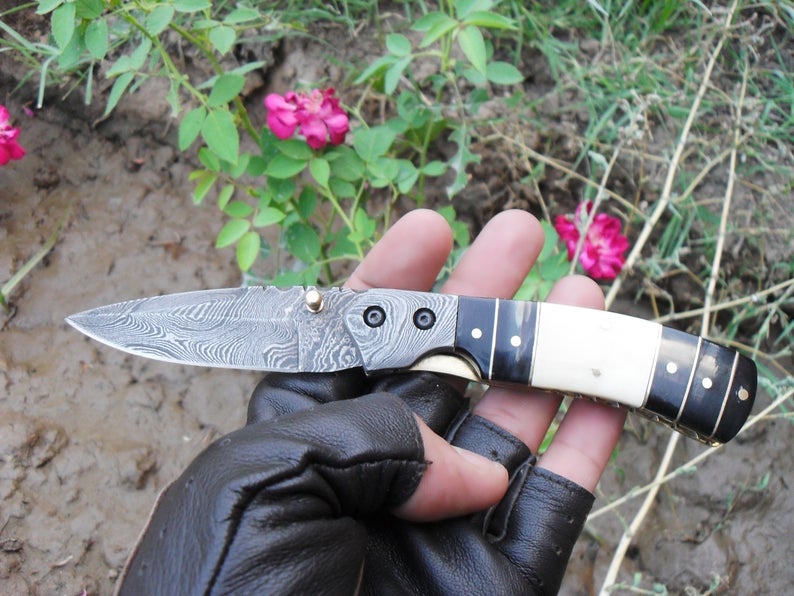 Beautiful Custom Made Damascuse Steel folding pocket knife liner look buffalo horn handle..
