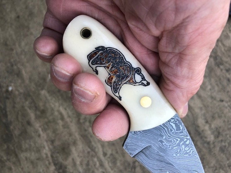 Craftsman made Skinning Knife - Scrimshaw of Bear in Viking style - Giraffe bone handle with Damascus blade