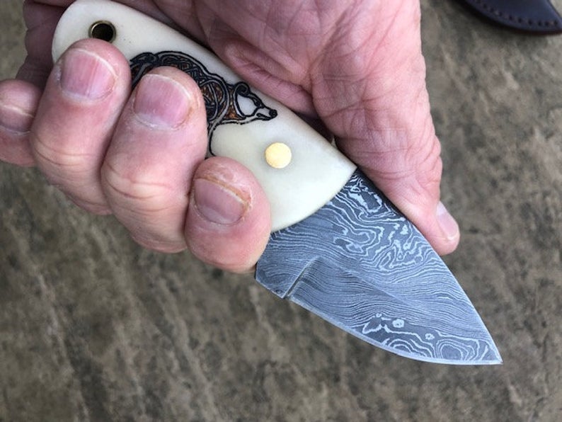 Craftsman made Skinning Knife - Scrimshaw of Bear in Viking style - Giraffe bone handle with Damascus blade
