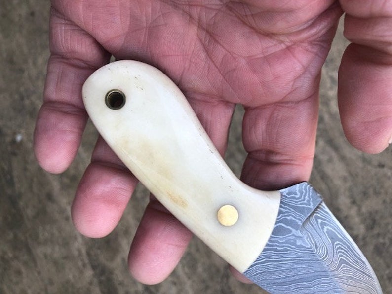 Craftsman made Skinning Knife - Scrimshaw of Bear in Viking style - Giraffe bone handle with Damascus blade