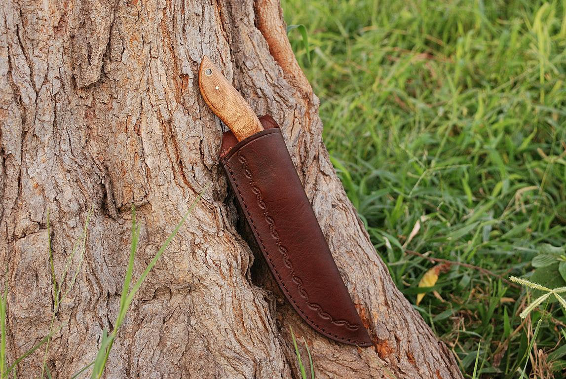 BEAUTIFUL DAMASCUS STEEL KNIFE HANDLE WALNUTWOOD - NB CUTLERY LTD