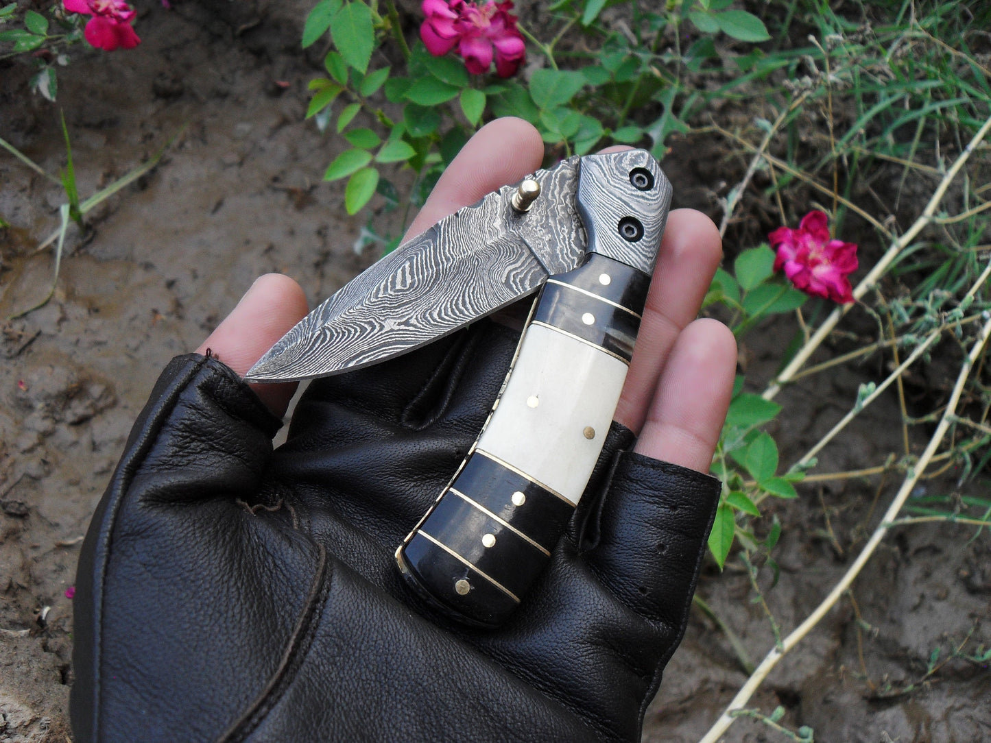 Beautiful Custom Made Damascuse Steel folding pocket knife liner look buffalo horn handle..