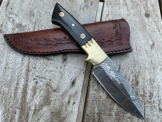 Damascus Skinner Knife – Buffalo Horn Grip with Brass Bolster & Leather Sheath