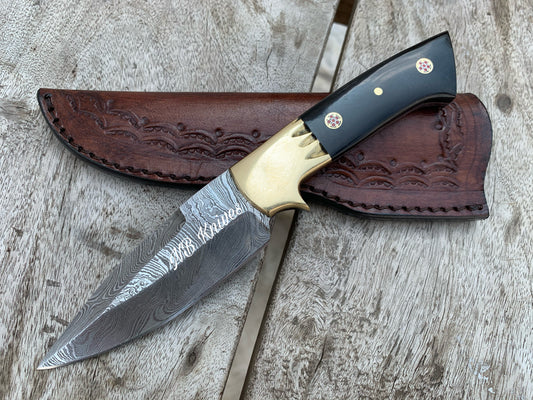 Damascus Skinner Knife – Buffalo Horn Grip with Brass Bolster & Leather Sheath