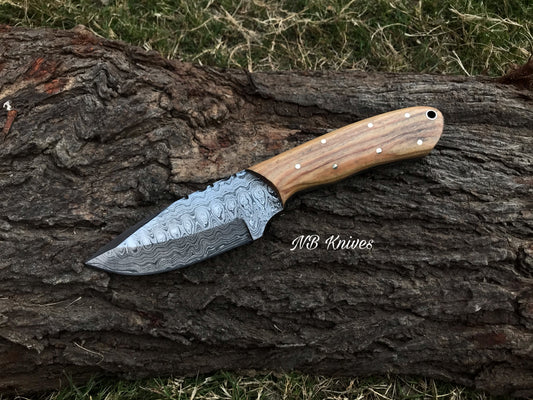 Hand-Forged Damascus Skinner Knife with Olive Wood Grip & Leather Sheath