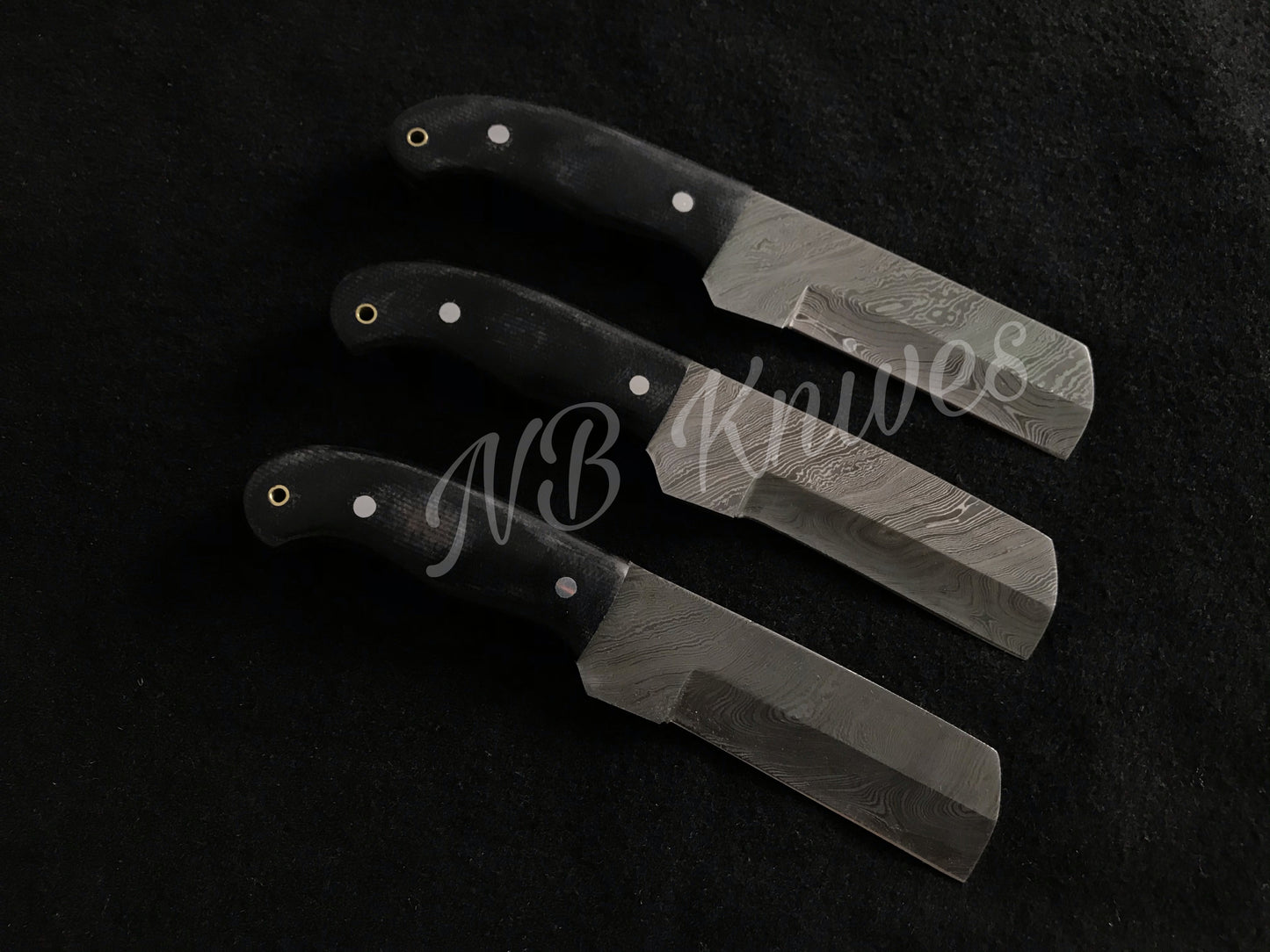 |NB KNIVES | LOT OF 3 CUSTOM HANDMADE DAMASCUS COWBOY BULL CUTTER KNIVES WITH LEATHER SHEATHS