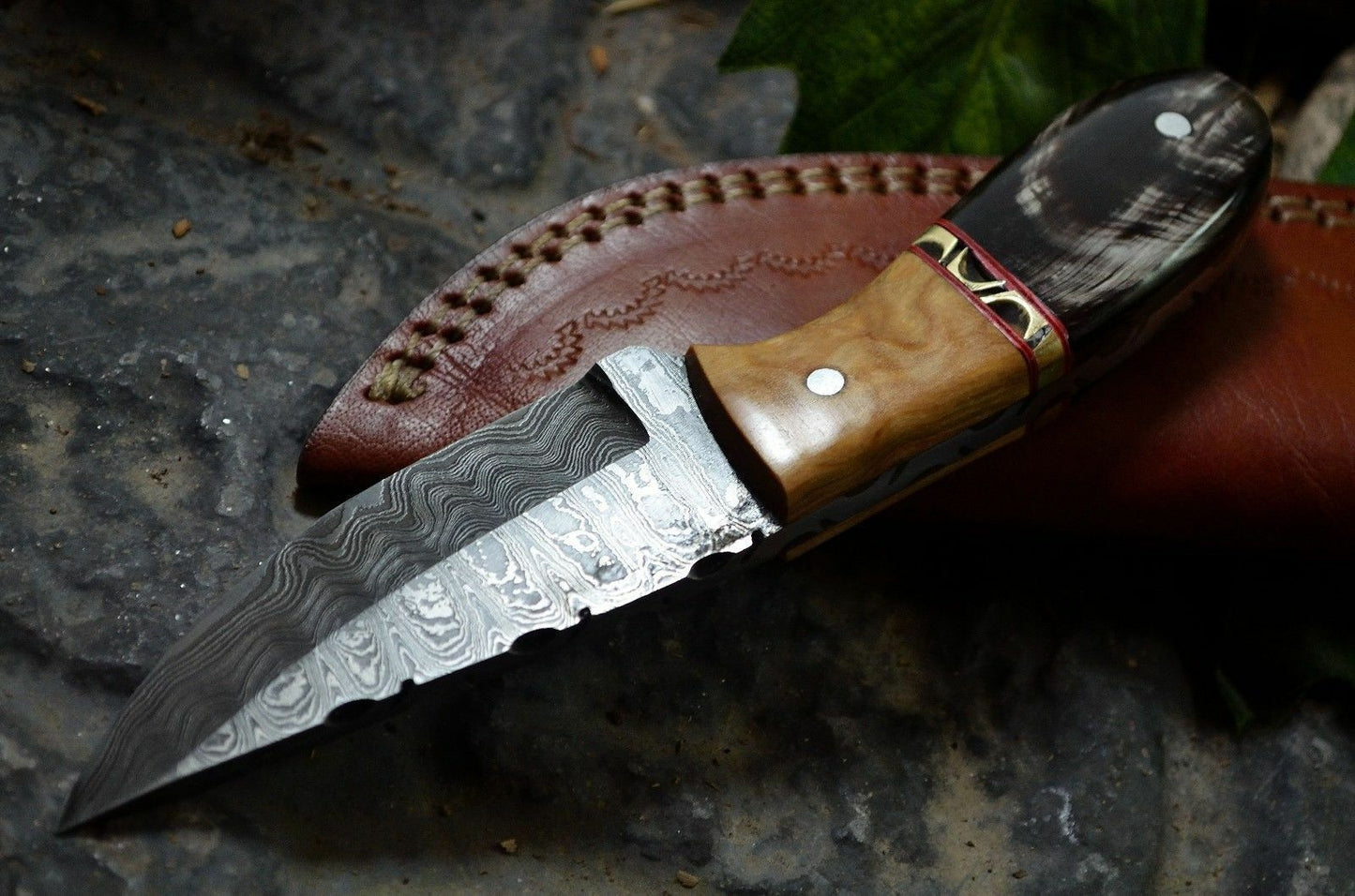 CUSTOM HANDMADE DAMASCUS STEEL BULL HORN & OLIVE WOOD HUNTING KNIFE