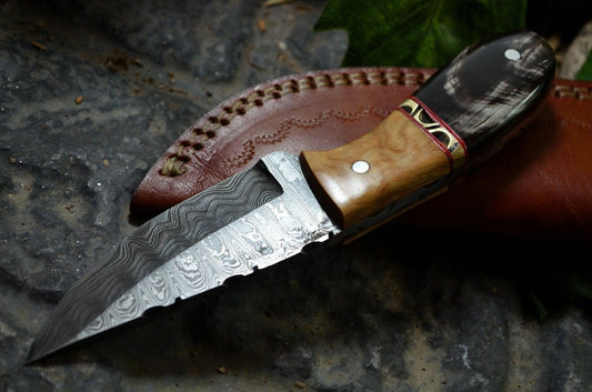 CUSTOM HANDMADE DAMASCUS STEEL BULL HORN & OLIVE WOOD HUNTING KNIFE