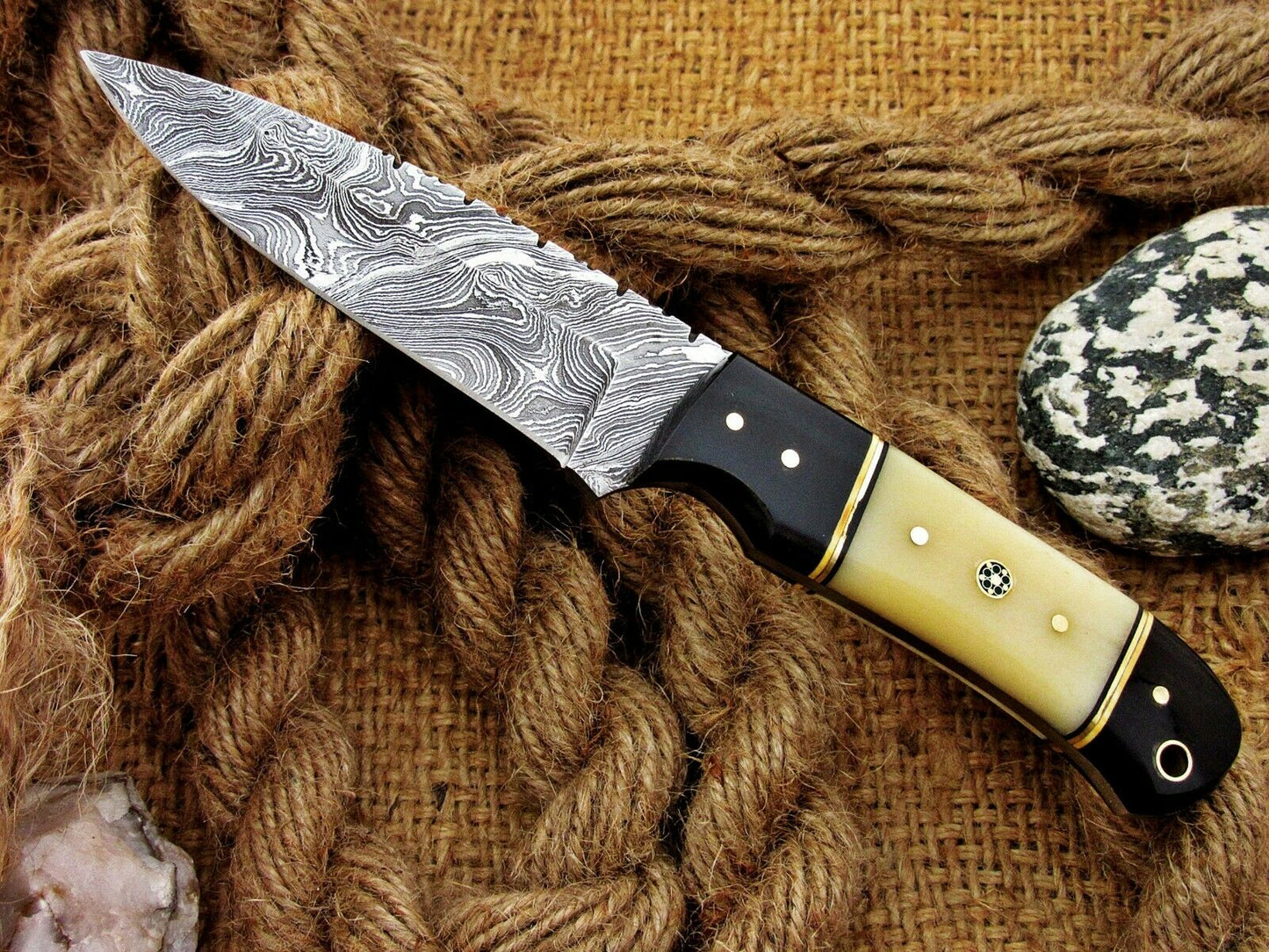 CUSTOM HANDMADE DAMASCUS HUNTING KNIFE Handle Material , horn , bone