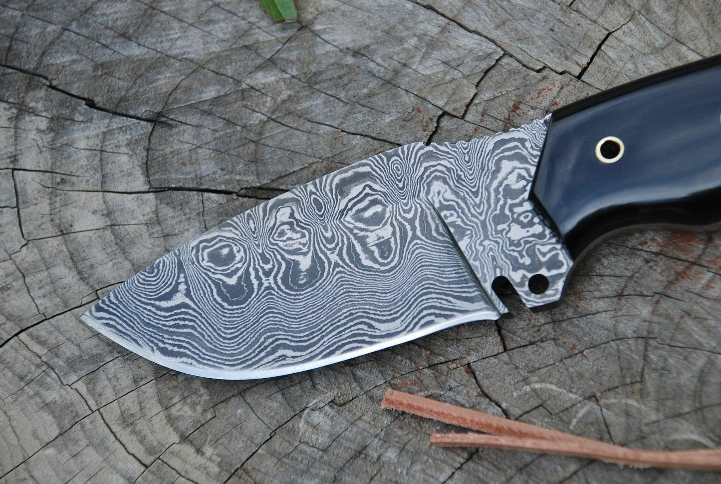 CUSTOM HANDMADE DAMASCUS STEEL BULL HORN FULL TANG HUNTING KNIFE