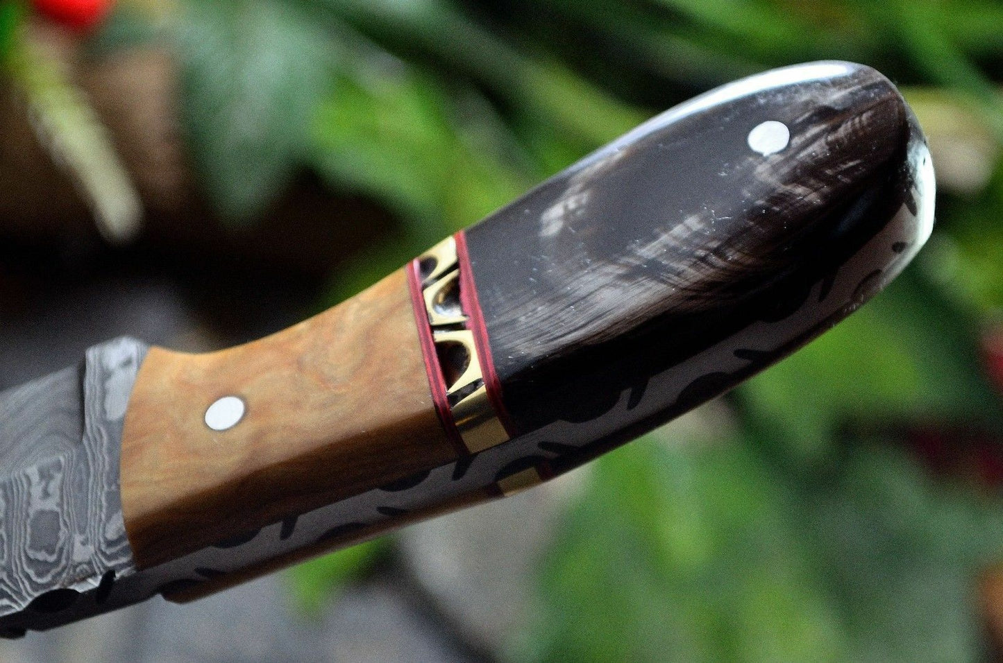 CUSTOM HANDMADE DAMASCUS STEEL BULL HORN & OLIVE WOOD HUNTING KNIFE