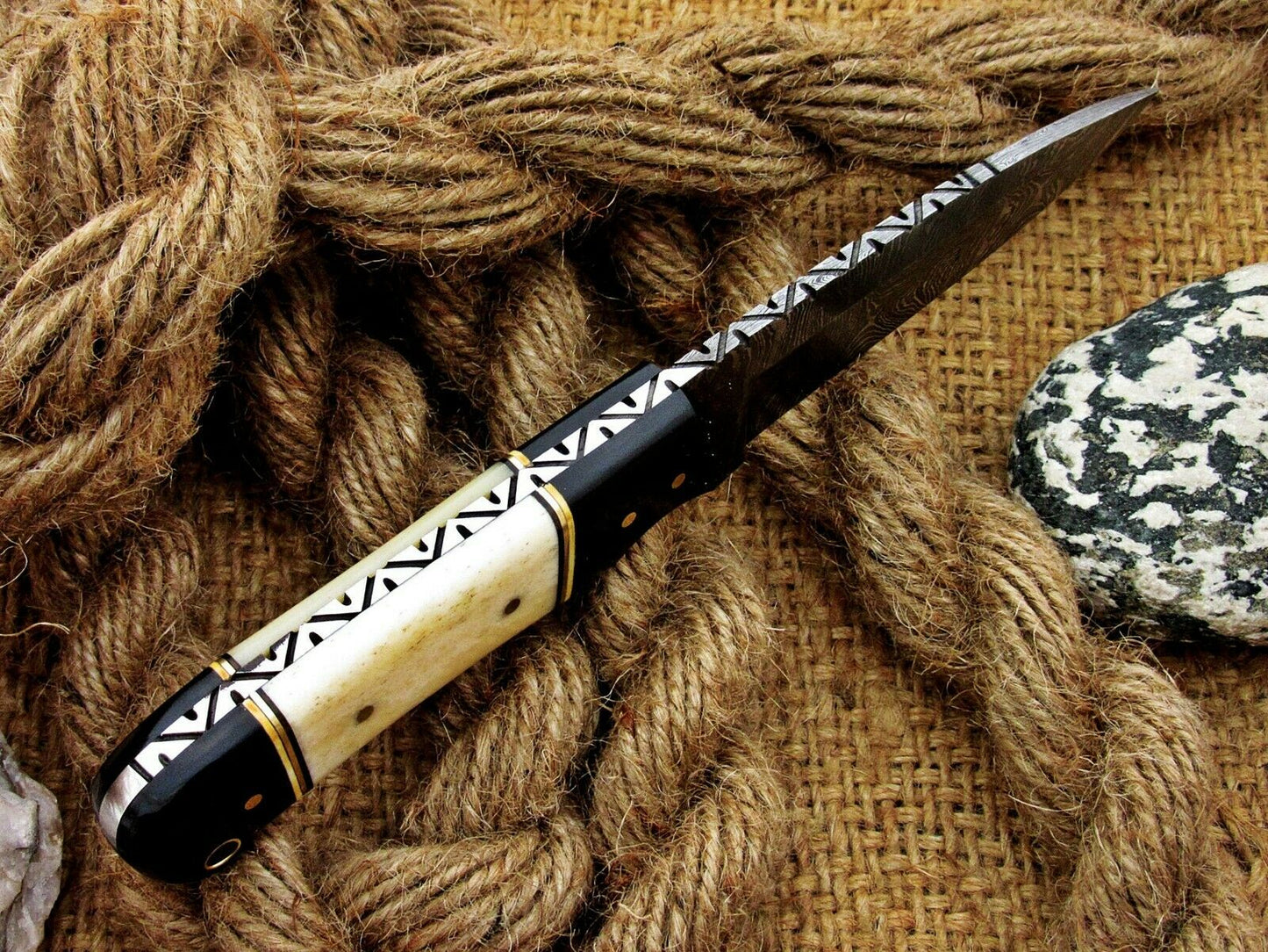 CUSTOM HANDMADE DAMASCUS HUNTING KNIFE Handle Material , horn , bone