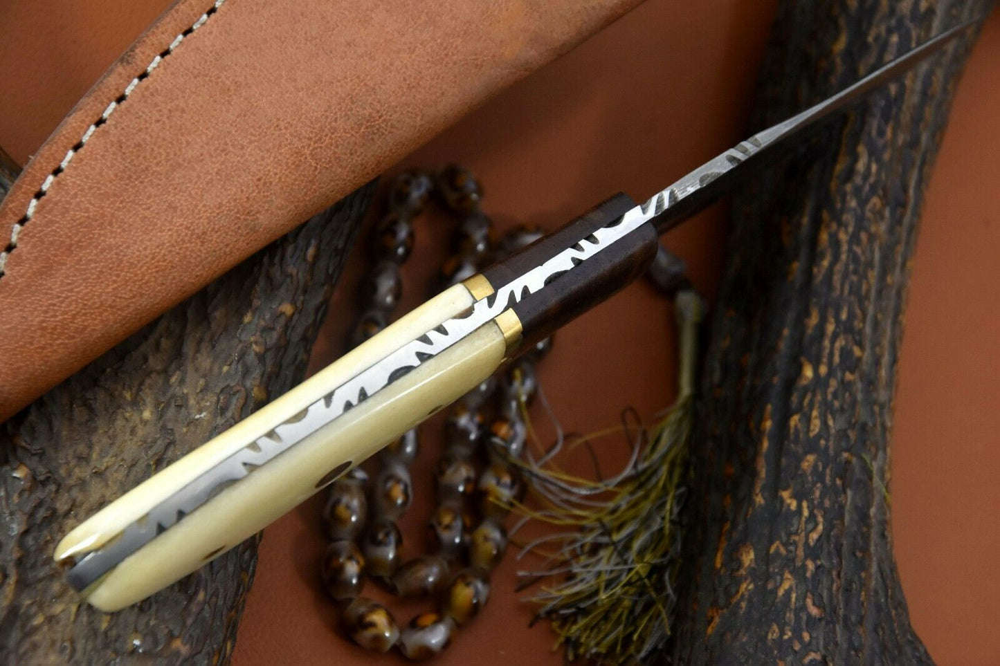 CUSTOM HANDMADE DAMASCUS HUNTING KNIFE Handle White Bone Bolster Walnut Wood