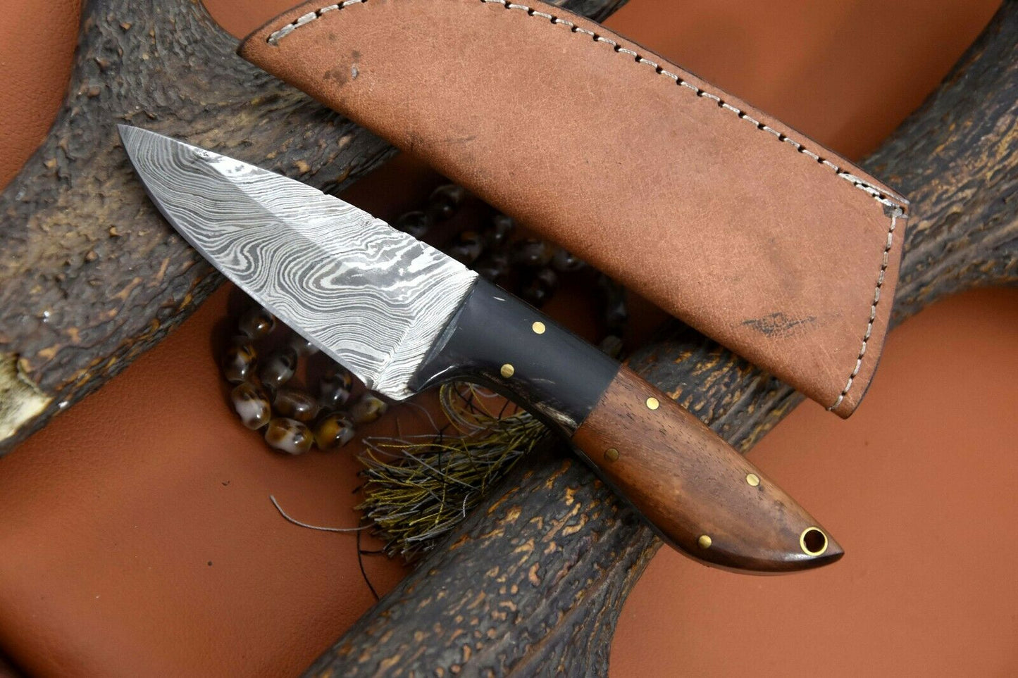 CUSTOM HANDMADE DAMASCUS HUNTING KNIFE Handle Walnut Wood  Bolster Horn