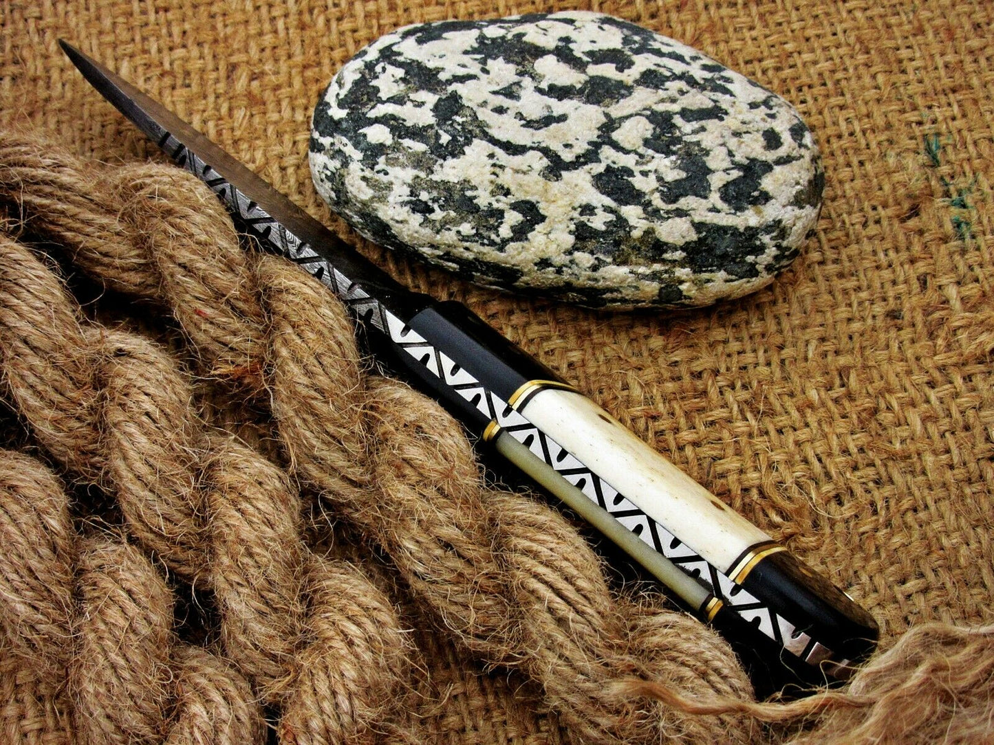 CUSTOM HANDMADE DAMASCUS HUNTING KNIFE Handle Material , horn , bone