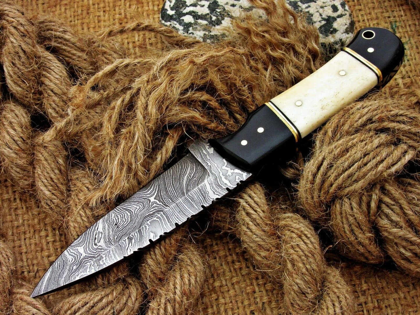 CUSTOM HANDMADE DAMASCUS HUNTING KNIFE Handle Material , horn , bone